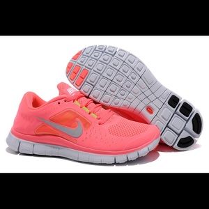 Nike’s women free run 3-Hot punch sz8